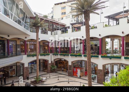 Moderno centro commerciale - Forum-madeira, con 80 negozi su 3 piani intorno ad una piacevole piazza. Foto Stock