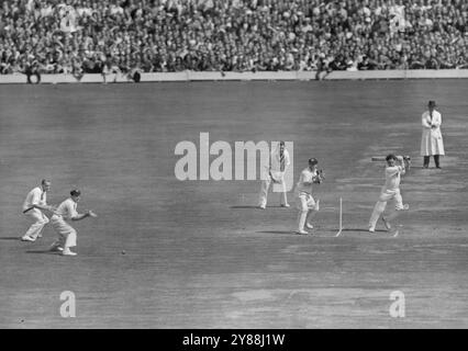 Test finale all'ovale di Londra. Terzo giorno. Inghilterra V Australia -- 'l'eroe della partita' Bailey ottiene il suo 50 con un quattro su Johnstone. 18 agosto 1953. (Foto di Fox Photos). Foto Stock