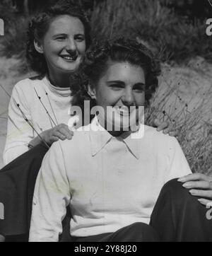 Abbiamo apprezzato il sole -- Palma, 16 anni, e Joan King, 19 anni, di Brighton-le-Sands, il nostro fotografo li ha trovati a Gari Beach, riflettendo il clima piacevole di ieri sotto il sole dei loro sorrisi. 13 giugno 1949. Foto Stock
