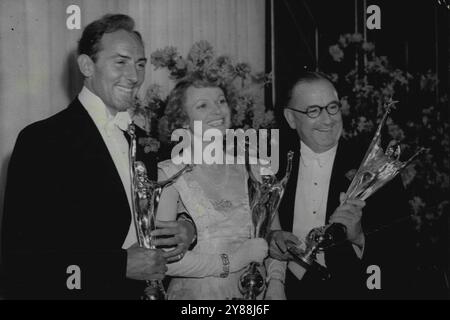 Finale trionfale a "Spring in Park Lane". Producer and Stars premiato da Film Award. -- con i vincitori della Silver Star Anna Neagle - Herbert Wilcox e Michael Wilding IT The Dorchester la scorsa sera. Ci sono stati quasi quattrocento ospiti alla cena tenutasi al Dorchester Hotel la scorsa sera per celebrare il quarto anno del National Film Award. Hanno visto Lady Rothermere presentare il Daily mail tre stelle d'argento a Mr. Wilcox come produttore e regista del film vincitore 'Spring in Park Lane' e alle sue due stelle - sua moglie Anna Neagle e Michael Wilding come miglior attore e attrice in Foto Stock