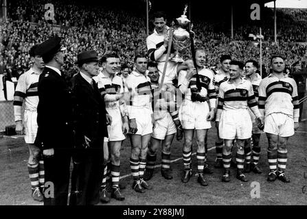 La Rugby Cup va a Bradford. 3 maggio 1947. (Foto di Reuterphoto). Foto Stock