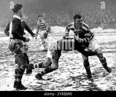 Halifax V Bradford Northern -- Lynch, la nuova Zelanda di Halifax, si tuffa in basso per abbattere ***** Bradford Northern Forward. Campionato di rugby su ***** Snow Canal Ground sono state giocate solo tre partite del campionato inglese di rugby 4/2. 14 febbraio 1955. Foto Stock