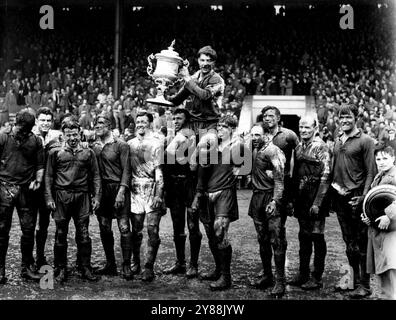 Rugby League Championship Final -- la squadra vittoriosa di Warrington vista con il trofeo dopo aver sconfitto Oldham 7/3 nella finale di Coppa di Rugby League inglese. Brian Sevan secondo da destra entrambi supportano ***** won's left by **** La squadra Helme Thud se n'e' andata. 14 maggio 1955. Foto Stock