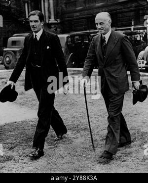 Riunione di gabinetto sulla crisi abissina. Pausa pranzo a Dowing Street -- Mr. Anthony Eden, il Ministro degli Esteri (a sinistra) e Sir Samuel Hoare, il Ministro degli Esteri che ha lasciato Downing Street durante la pausa pranzo di oggi, 22 agosto. Oggi, 22 agosto, si è tenuta una riunione di emergenza del Gabinetto, quando i ministri richiamati dalle loro vacanze hanno partecipato per discutere la grave crisi abissina. A Downing Street prevale una grande emozione, quando enormi folle si riuniscono per attendere l'arrivo dei ministri - gli occhi del mondo sono centrati sulla capitale in attesa del risultato della fatidica meetina Foto Stock