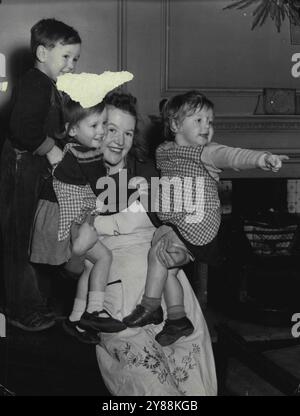 Generale bambini - Erskineville, Sydney & Suburbs - neonati e bambini. 30 marzo 1955. Foto Stock