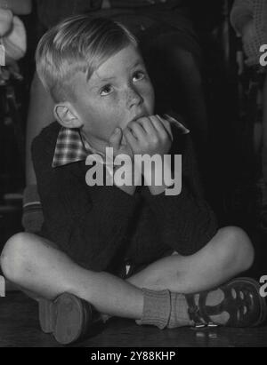 Aspettare di vedere Babbo Natale è un momento teso. 27 dicembre 1954. Foto Stock