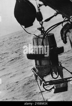T.V. camera in Comet Salvage Search -- la custodia progettata dall'ammiragliato realizzata per racchiudere la telecamera sottomarina. Una serie di immagini di telecamere e viste subacquee realizzate durante la ricerca da parte della Royal Navy del velivolo Comet che si è schiantato al largo dell'Elba. Durante l'operazione che va avanti da otto settimane sotto il comando dell'ammiraglio il conte Mountbatten, circa un decimo del relitto è stato recuperato. Gli esperti stanno esaminando le parti portate in superficie nel tentativo di determinare la causa dell'incidente aereo. 13 marzo 1954. (Foto di British Official Photogr Foto Stock