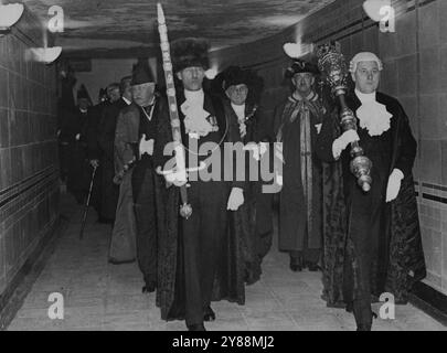 Lord Mayor apre la nuova metropolitana di Londra -- le nuove metropolitane, costruite su una costa di £ 45.000, sono state ufficialmente aperte da Sir Percy Vincent, il lord sindaco di Londra, accompagnato dagli sceriffi della città, Lord Ashfield, presidente dei trasporti londinesi Mr. Hore Belisha, e molte altre persone illustri. Le metropolitane si trovano sotto l'incrocio tra King William Street, Cannon Street e Gracechurch Street, Reading to Monument Station, e i lavori prevedevano la rimozione della statua di Re Guglielmo IV. Il sindaco accompagnato dal ***** Bearer, The Mace Bearer e City Sheriffs, camminando lungo la nuova metropolitana dopo la o Foto Stock