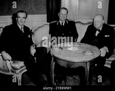 Tito, Churchill ed Eden all'Ambasciata Luncheon -- il maresciallo Josip Broz Tito, capo dello stato jugoslavo, con il Premier britannico Winston Churchill e il Ministro degli Esteri Anthony Eden al pranzo tenuto oggi all'Ambasciata jugoslava di Kensington, Londra (giovedì). 19 marzo 1953. (Foto di Reuterphoto) Foto Stock