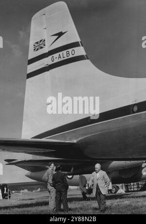 Il Fari Borough Air Show apre questa settimana -- i visitatori sono sminuiti dall'enorme coda della Bristol Britannia. L'ultimo aereo passeggeri britannico. La fiera annuale Society of British Aircraft Constructors che si terrà questa settimana a Farnborough, Hants, ha il suo primo giorno ospite domani, martedì e continua per tutta la settimana. 1° settembre 1952. (Foto di Fox Photos). Foto Stock