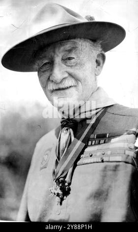 Capo scout al King's Levee -- Lord Baden-Powell, il capo scout, lasciando il St. James's Palace in uniforme piena dopo il Levee. Re Giorgio vi, tenne una Levee al palazzo di St. James, qui oggi. Molte persone degne di nota, con indosso un vestito completo, hanno tentato. 21 gennaio 1953. (Foto di Associated Press Photo). Foto Stock