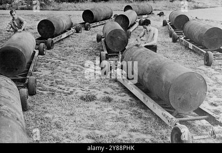 La bomba Four Thousand Pound della R.F.. -- Una formazione di 4.000 libbre. Bombe in attesa di essere scaricate sui bombardieri Lancaster. Le prime fotografie ufficiali del R.A. F. sono di 82.000 e 4.000 kg. le bombe sono state rilasciate. Il loro peso è stato avvertito con effetti devastanti sugli obiettivi nemici in Italia e Germania. 1° novembre 1943. (Foto del Department of Information, Commonwealth of Australia). Foto Stock