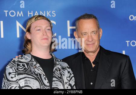 Caleb Landry Jones e Tom Hanks alla prima di "Finch" della Apple Original Films tenutasi al Pacific Design Center di West Hollywood, USA il 2 novembre 2021. Foto Stock