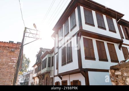 Vista sulla strada da Tirilye, ex Zeytinbagi, un villaggio ben conservato vicino a Mudanya nella provincia di Bursa, Turkiye. Foto Stock