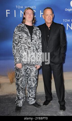 Caleb Landry Jones e Tom Hanks alla prima di "Finch" della Apple Original Films tenutasi al Pacific Design Center di West Hollywood, USA il 2 novembre 2021. Foto Stock