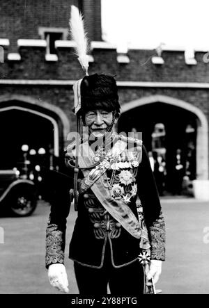 La Levee del Re -- Lord Baden-Powell di Gilwall, il capo scout, in uniforme del 13°. Ussari. Lascia il St. James's Palace dopo aver frequentato il King's Levee. 12 luglio 1937. Foto Stock