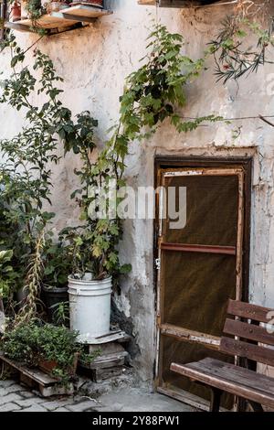 Vista sulla strada da Tirilye, ex Zeytinbagi, un villaggio ben conservato vicino a Mudanya nella provincia di Bursa, Turkiye. Foto Stock