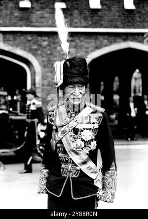 Il capo scout partecipa al King's Levee -- Lord Baden Powell, il capo scout, indossando le sue medaglie e le sue decorazioni, fotografato mentre lasciava St. James's Palace, Londra dopo aver frequentato il King's Levee to-day. 22 giugno 1937. Foto Stock