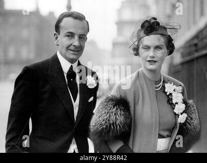 Earl Beatty e la sposa americana tornano a casa di Londra dopo il matrimonio segreto di Guildhall. Earl Beatty e il suo ponte tornano a casa di Earl Beatty a Grosvenor Square dopo il matrimonio. Il trentunenne conte Beatty si sposò segretamente presso l'ufficio del registro di Guildhall, Londra. Alla signora Dorothy Power Sands, bellezza della Virginia, erede e una delle donne più vestite di New York, la signora Sands è stata sposata prima con il signor Harry Hall, un importante agente di borsa di New York, che è stato ucciso nel 1931 quando ha bloccato il suo aereo a Jersey City. Avevano due ragazzi. 21 aprile 1937. Foto Stock