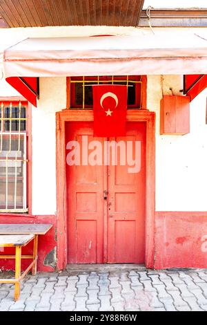 Vista sulla strada da Tirilye, ex Zeytinbagi, un villaggio ben conservato vicino a Mudanya nella provincia di Bursa, Turkiye. Foto Stock