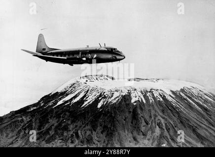 Il Vickers Viscount, primo aereo di linea turbo-elica in volo in Africa, è sottoposto a percorsi ad alta quota sul monte Kilimanjaro, nell'Africa orientale. Questa foto è stata scattata da un altro aereo. 27 giugno 1950. (Foto di Fox Photos). Foto Stock