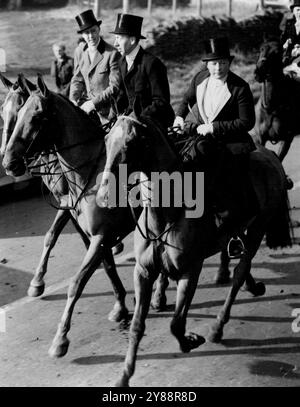 Prince Goes Hunting -- da sinistra a destra, il Principe Bernhard, il Segretario della caccia di Beaufort e la Duchessa di Beaufort partono per la caccia a Badmington, Glos oggi (Mer). Il principe Bernardo dei Paesi Bassi, che si trova in questo paese in visita privata, ha partecipato ad un incontro speciale dei Beaufort Hounds vicino a Badmington, Glos, to-day (mercoledì). La caccia si svolse in onore del principe, che soggiornò presso il duca di Beaufort che fu ospite all'investitura della regina Giuliana. 2 febbraio 1949. Foto Stock