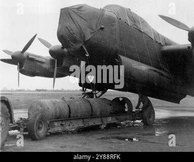 R.A.F. è 12.000 libbre, bomba -- prepararsi a caricare una bomba da 12.000 libbre su un Lancaster in attesa. Il comando bombardieri R.A.F. sta lanciando una bomba sempre più grande su obiettivi industriali nella Francia occupata e in Germania. Il nuovo 12.000 libbre è stato utilizzato con effetti devastanti sulle fabbriche che lavorano per il nemico. 11 marzo 1944. (Foto di British Official Photograph). Foto Stock