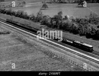 Il motore ferroviario della nuova turbina a gas della Gran Bretagna -- la New British Railways No. 18.000 Jet loco vicino a Watchfield, Berks, il pilota aereo stimò che la velocità fosse di circa 75 km/h sul treno c'erano otto carrozze e la corsa era da Paddington a Swindon. Notare la scatola dei fumi al centro della locomotiva. La nuova locomotiva elettrica a turbina a gas da 2,5000h.p. alla sua prima vista stampa oggi alla stazione di Paddington. Fabbricata in Svizzera, è la locomotiva più veloce del Paese ed è stata ordinata nel 1946 dalla Svizzera, perché gli ingegneri svizzeri potevano vantare circa 6 anni di esperienza di successo Foto Stock