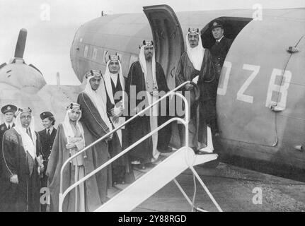 L'Amir Faisal sta per salire a bordo dell'aereo all'aeroporto di Hern, seguito dal suo seguito. Partenza del re d'Arabia. È stato trasportato dalla Overseas Airways (British) dall'aeroporto di Hran? Hants. Per comando del re, Colnel il Lord Manners (vice tenente dell'Hampshire) era presente all'aeroporto di Hern, vicino a Christchurch, alla partenza dell'Amir Faisal, dell'e dell'Amir Nawaf dell'Arabia Saudita. 1° settembre 1945. (Foto di Fox Photos). Foto Stock