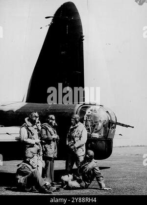 La risposta della Gran Bretagna alle incursioni tedesche. -- piloti in una stazione di bombardieri da qualche parte in Inghilterra che si preparano a decollare per un bombardamento su territorio nemico. 15 ottobre 1940. Foto Stock