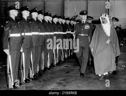 Principe dall'Arabia -- con il Dude di Gloucester che era lì per riceverlo a nome del re, l'emiro Feisal ispeziona la Guardia d'Onore del R.A.F. al suo arrivo all'aeroporto di Northolt questa mattina. Uno dei principi arabi più spettacolari, l'emiro Feisal, secondo figlio del re IBN Saud dell'Arabia Saudita, è venuto a Londra oggi. In qualità di ministro degli Esteri del suo Paese, è arrivato in visita ufficiale di dieci giorni come ospite del governo britannico. Domani 8 agosto cenerà con il signor Morrison, ministro degli Esteri britannico, presso la sua residenza di Carlton Gardens. 7 agosto 1951. (Foto di Paul Popper). Foto Stock