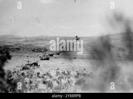 Linee australiane bombardate francesi. Proiettili di cannoni francesi che cadono vicino a una batteria australiana durante l'attacco a Merjiyun, in Siria. Merjiyun fu catturato dopo giorni di aspri combattimenti. 9 luglio 1941. (Foto del Dipartimento delle informazioni foto) Foto Stock