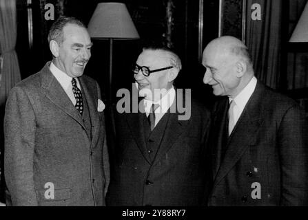 Sorrisi alla conferenza -- il signor Dean Acheson (a sinistra), il signor Bevin (Centro) e M. Schuman si godono oggi una chiacchierata informale a Lancaster Hose. I colloqui tra il Segretario di Stato americano, il Ministro degli Esteri britannico e il Ministro degli Esteri francese sono iniziati oggi (giovedì) con una discussione segreta di mezz'ora a Lancaster House, St. James's, Londra. Si credeva che lo scopo della conversazione fosse il completamento dell'ordine del giorno per i colloqui più tardi nella giornata. L'ordine del giorno può includere relazioni con la Russia. Germania, Cina e Estremo Oriente. 11 maggio 1950. (Foto di Reuterphoto) Foto Stock