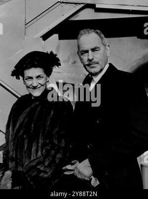 Dean Acheson arriva per il funerale del re -- il signor e la signora Dean Acheson hanno fotografato il loro arrivo all'aeroporto di Londra oggi Il Segretario di Stato, il signor Dean Acheson e' arrivato oggi all'aeroporto di Londra, con la signora Acheson per assistere al funerale di re Giorgio vi di venerdì. 13 febbraio 1952. (Foto di Fox Photos). Foto Stock