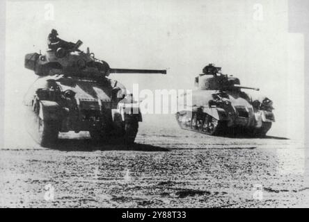 "General Sherman" in azione, primo quadro. Il nuovo generale Sherman, carri armati fotografati durante il presente di Fensive in Egitto. Hanno giocato un ruolo importante nell'ultima battaglia nel deserto, sono dotati di una torretta da 75 mm. Il loro gioco ad alta velocità come una spiacevole sorpresa per il nemico. 1° febbraio 1948. (Foto di British Official Photo). Foto Stock