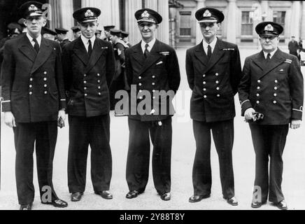 H.M. The King detiene le investiture a Buckingham Palace -- uomini navali australiani decorati dal Re questa mattina sono membri della H.M.A.S. 'Australia'. Da sinistra a destra, l'ufficiale di ordigno William Maughan, O.B.E. Lieut. David ***** Che ha ricevuto il D.S.O., capitano John Armstrong, D.S.O. **** Charles Clark, O.B.E. e D.S.O. e Botaswain Bernard ***** . 21 luglio 1945. (Foto di Fox). Foto Stock