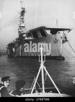 Un olandese combattente: Una vista della portaerei olandese Karel Doorman che giace sul Tamigi a Greenwich, lo storico porto fluviale sotto Londra. L'olandese combattente è arrivato per una visita di una settimana. 18 aprile 1947. (Foto di Wide World Photos). Foto Stock