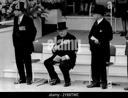 Giorno della vittoria -- una foto informale del Premier britannico, Mr. Clement Attlee; Ex primo Ministro, Mr. Winston Churchill e Premier canadese, Mr. McKenzie King. Realizzato presso la base di saluto del Mall, Londra, oggi 8 giugno, durante il digiuno di marzo. Più di 21, 000 uomini e donne hanno passato la marcia del Giant Victory Day attraverso Londra, oggi 8 giugno. La parata degli abbracci, che ha percorso più di 20 miglia, includeva forze britanniche e alleate, come volontà dei lavoratori civili. 20 giugno 1946. (Foto di Associated Press Photo). Foto Stock