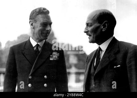 Clement Attlee - il nuovo primo ministro britannico vede il re -- il re con il signor Clement Attlee a Buckingham Palace, Londra. Clement Attlee, il nuovo primo ministro laburista britannico, si è recato dal re per presentare a sua Maestà la lista del nuovo governo laburista. 30 luglio 1945. Foto Stock