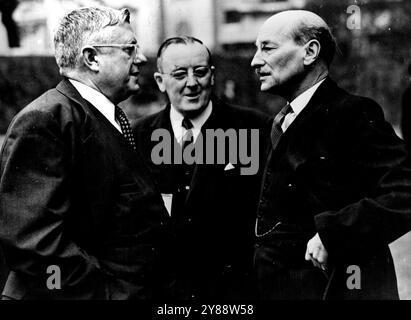 Conferenza dei Premier dell'Impero -- British Clement Attlee (a destra) parla sul prato del 10, Downing Street con il dottor Herbert Evatt, ministro australiano per gli affari esteri, a sinistra, e John A. Beasley, ministro residente australiano a Londra, prima che la Conferenza dei primi ministri del Commonwealth apra oggi, 10 ottobre. La conferenza di due settimane, probabilmente il più importante cathering dei leader dell'Impero mai tenuto, discuterà argomenti come Western Union, Empire Defence e la situazione di Berlino. 20 ottobre 1948. (Foto di Associated Press Photo). Foto Stock