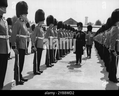 Il Duca reale ispeziona le guardie scozzesi -- H.R.H. il Duca di Gloucester, che è colonnello del reggimento, ispezionando le guardie scozzesi a Chelsea Barracks questa mattina. 22 luglio 1952. Foto Stock