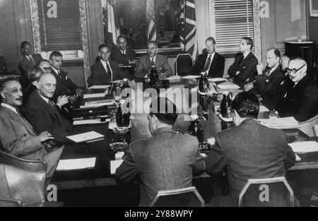 I rappresentanti di Stati Uniti, Francia e Regno Unito siedono oggi al tavolo dell'hotel Waldorf-Astoria per discutere sul rafforzamento delle difese dell'Europa occidentale contro l'Unione Sovietica. Da sinistra ci sono Henri Bonnet, ambasciatore francese negli Stati Uniti e Robert Schuman, ministro degli Esteri francese, a tavolo davanti alla telecamera ci sono il Dr. Philip C. Jessup, consigliere speciale di Dean Acheson segretario di stato, e Acheson, a destra è Ernest Bevin, segretario degli Esteri britannico. Altri non sono identificati. 9 ottobre 1952. (Foto di AP Wirephoto). Foto Stock