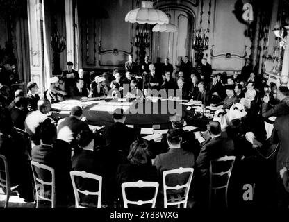 Attlee apre la Conferenza sulla Palestina -- il signor Clement Attlee parla all'apertura della Conferenza. Attorno al tavolo ci sono - primo Ministro - Ernest Bevin, ministro degli Esteri britannico; El Seid Ali Hasan Ibrahim, Dr. Fauzi al-Mulki, Emir Saif-ul-Islam Abdullah (membri della delegazione dello Yemen); **** Pasha; Mtro Abdul Monoim Mustafa, Mtro Fathi al Akkad, Ahmed Amin Bey, Sanhouri Pasha (delegazione egiziana); Dr. Fadhol Jamali (Iraq); Camillo Bey Chamoun (Libano); Emir Feisal, Sheikh Hafiz Wahba (delegazione saudita); Samir Pasha Rifai (delegato transgiordano); Sir Norman Brook (delegazione britannica) Foto Stock