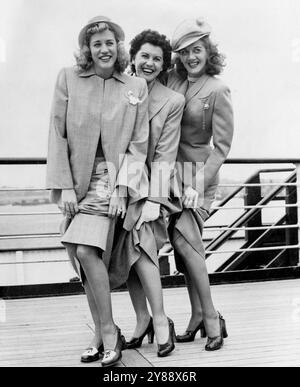 "Three in Harmony" Andrews Sisters ArriveArriving art Southampton, da New York a bordo del Cunard White Star liner Queen Elizabeth, le tre famose Andrews Sisters, da sinistra a destra - Partty Makene e la Verne, "show a leg" in stile marinaro, to-day (mercoledì). Le ragazze canteranno a Londra Variety al Palladium. 21 luglio 1948. Foto Stock