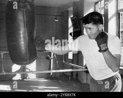 Angelo si prepara per Turpin -- George Angelo, il campione sudafricano dei pesi medi, si allena oggi al Bloom's Gymnasium per la sua lotta per la corona dell'Impero contro Randolph Turpin il mese prossimo. Angelo è arrivato a Londra venerdì scorso. 22 settembre 1952. Foto Stock