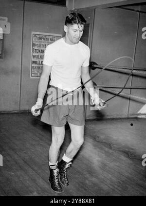 Angelo si prepara per Turpin -- George Angelo, il campione sudafricano dei pesi medi, si allena oggi al Bloom's Gymnasium per la sua lotta per la corona dell'Impero contro Randolph Turpin il mese prossimo. Angelo è arrivato a Londra venerdì scorso. 22 settembre 1952. Foto Stock