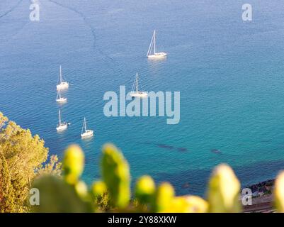 Barche a vela e yacht nella costa mediterranea con vista ad alto angolo, Taormina, Sicilia Foto Stock