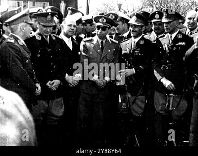 I leader militari argentini attendono il nuovo presidente, generale Lonardi, dopo le dimissioni del generale Peron -- da sinistra a destra: Il generale Leon Bengoa, capo della polizia federale; il generale J. Aramburu; il viceammiraglio Isaac Rojas, comandante della Marina; il generale Juan Jose Uranga, direttore della sicurezza nazionale; e il generale Oscar R. Silva. 12 ottobre 1955. (Foto di camera Press). Foto Stock