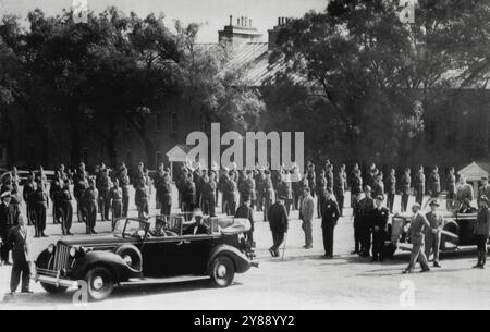 Roosevelt Inspect Honor Guard -- il presidente Franklin D. Roosevelt (in prima auto) e il primo ministro Winston Churchill (camminando con il bastone) recensiscono a ***** D'onore nella Cittadella qui oggi, poco dopo l'arrivo per una serie di conferenze. 11 settembre 1944. (Foto di AP Wirephoto). Foto Stock