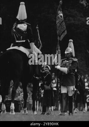 Queen presenta nuovi standard -- la Regina, colonnello in capo, viene mostrata qui durante la cerimonia in cui oggi al parco di Windsor, 28 aprile, ha presentato nuovi standard alla cavalleria domestica - le guardie di salvataggio e le guardie reali di cavallo (il blu). 13 maggio 1953. (Foto di Associated Press Photo). Foto Stock